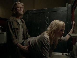 瘦小的青少年与户外的小山雀