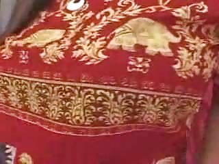 奥利维亚正以性感的方式脱掉她可爱的黑色内裤