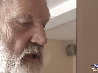 年轻的Madelyn在角质男友的两个洞中性交